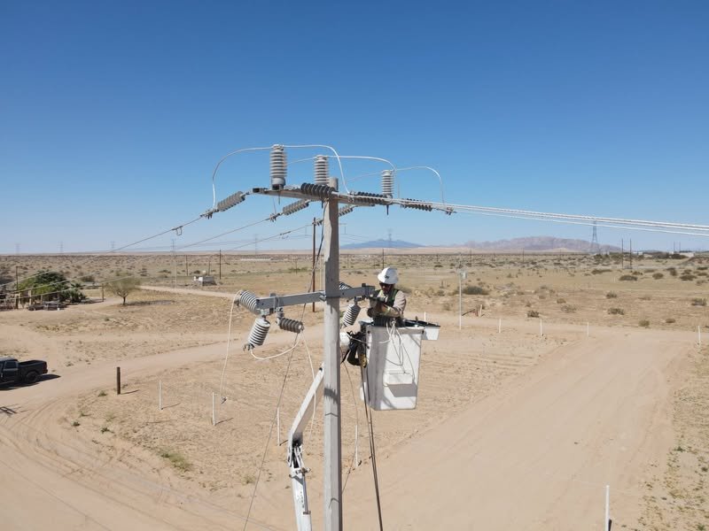 Avanza la red eléctrica en María Bonita
